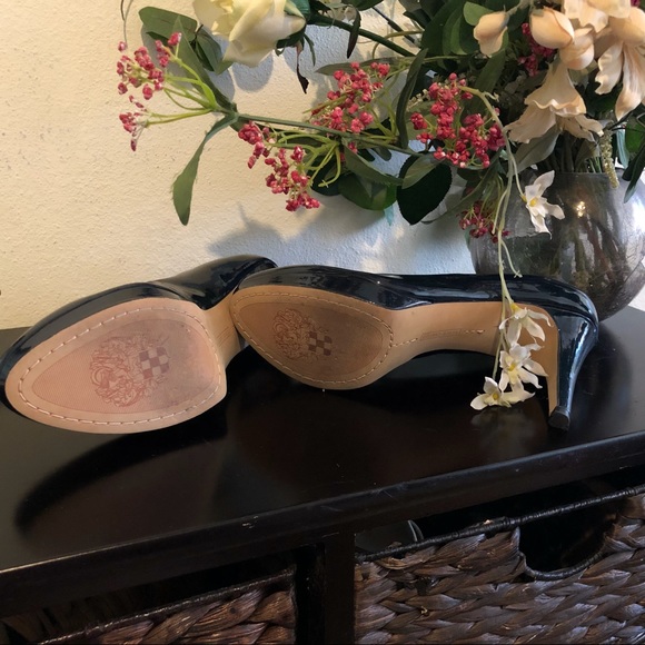 Vince Camuto black/ navy pumps - Picture 5 of 6